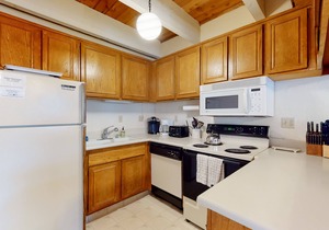 Two-story condo near Mammoth Mountain with balcony & gas fireplace
