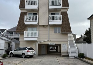 TWO-STORY TOWNHOUSE WITH BAY AND SUNSET VIEWS!