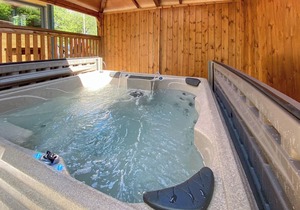 Unique contemporary style one bedroom lodge perfect for a romantic gateway.