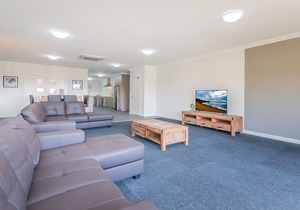 Unit 3-83 Thompson Ave, in the heart of Cowes, includes linen.