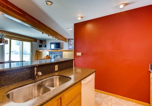 Updated 1 BR Condo - Ski-in/Ski-out Access by RedAwning