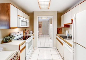 Updated condo with patio, central AC, washer/dryer, indoor pool, & tennis