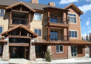 Upscale 3BR In Town with Pool, Walking Distance To Shops/Restaurants/Park