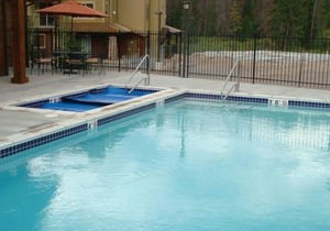 Upscale 3BR In Town with Pool, Walking Distance To Shops/Restaurants/Park