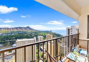 Upscale Penthouse with Ocean Views & Free Parking!