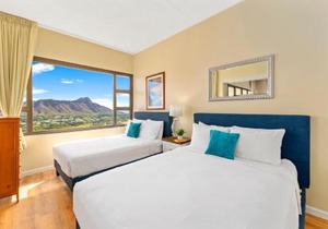 Upscale Penthouse with Ocean Views & Free Parking!