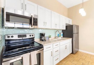 Upscale Penthouse with Ocean Views & Free Parking!