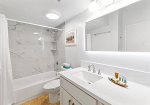 Upscale Penthouse with Ocean Views & Free Parking!