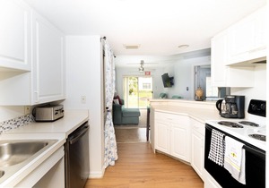 Very Close To IMG Academy, Beaches, Restaurants, Shopping and Grocery Stores.