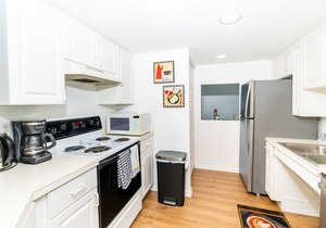 Very Close To IMG Academy, Beaches, Restaurants, Shopping and Grocery Stores.