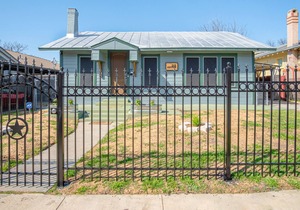 Vibrant Fully Gated 2BR/2BA 4 mins from Downtown!