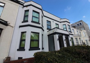 Victoria House - Queen Studio by CovStays