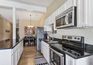 Villa Fontana |High-End Abbey Villa |Close to Fontana Lakefront & Hangouts |Pool |Hot Tub |Balcony