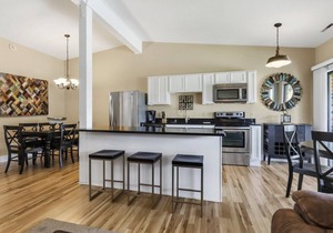 Villa Fontana |High-End Abbey Villa |Close to Fontana Lakefront & Hangouts |Pool |Hot Tub |Balcony