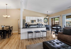 Villa Fontana |High-End Abbey Villa |Close to Fontana Lakefront & Hangouts |Pool |Hot Tub |Balcony