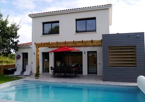 Villa with pool and Jacuzzi on a residence with tennis