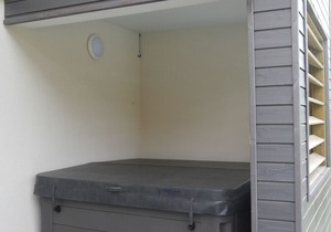 Villa with pool and Jacuzzi on a residence with tennis