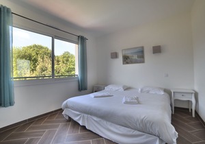 Villa with pool and Jacuzzi on a residence with tennis