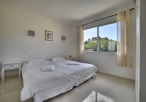 Villa with private pool and Jacuzzi on a residence with tennis