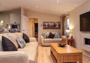 WAINWRIGHT LODGE, pet friendly, with hot tub in Windermere