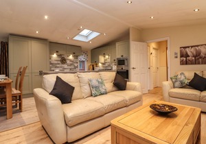 WAINWRIGHT LODGE, pet friendly, with hot tub in Windermere