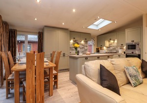 WAINWRIGHT LODGE, pet friendly, with hot tub in Windermere