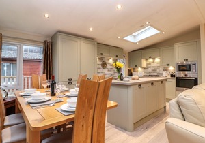 WAINWRIGHT LODGE, pet friendly, with hot tub in Windermere