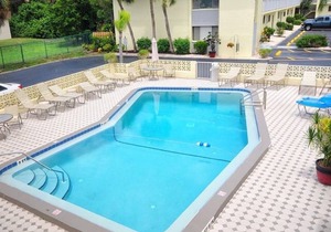 Walk To Crescent Beach, Updated Sea Winds Condo with Patio