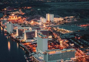 Walk to Entertainment & Riverwalk! 4 Modern Units, FREE Parking, Casino, Bar!