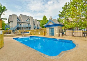 Walk to lift/shuttle Cozy condo w/shared pool, tennis - dogs OK