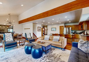 Walk to lifts & Main St. condo with hot tub, heated garage, & mountain view