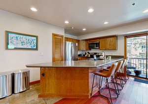 Walk to lifts & Main St. condo with hot tub, heated garage, & mountain view