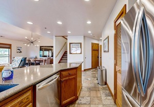 Walk to lifts & Main St. condo with hot tub, heated garage, & mountain view