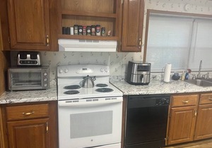 Walk to Palafox Restaurants, Markets and Bruce Beach.Close to Sports Events too!