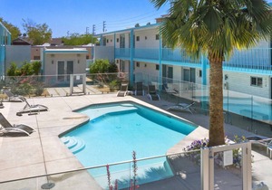 Walkable DTPH Studio w/Pool and Parking