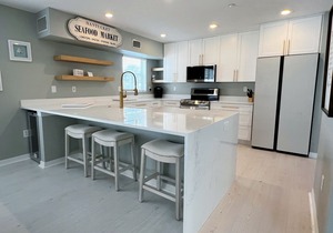 Walkable to the Best Eats of IRB! Family Sized Indian Rocks Beach Condo