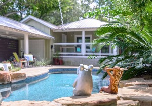 Walking Distance to Zilker! Great Locale - ACL, SXSW, SoCo, COTA. Downtown Home with Saltwater Pool!