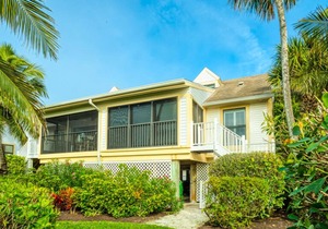 Watch the amazing sunset from your livingroom- directly across from the beach