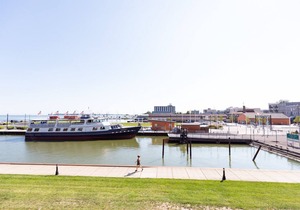 Waterfront Luxury Condo - Sleeps 4 w/ Cedar Point View!!