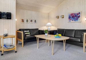 Welcome to this very well maintained cottage with good terraces and a large lawn.