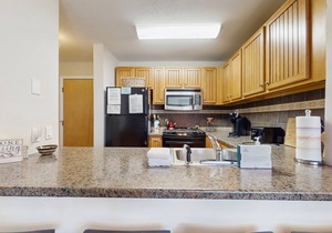 Welcoming condo with fireplace, seasonal pool, AC, washer/dryer, & wifi