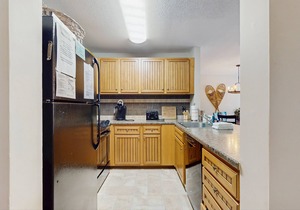 Welcoming condo with fireplace, seasonal pool, AC, washer/dryer, & wifi