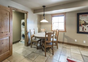 Well-Appointed Jupiter Inn rental. Winter in-town shuttle & community hot tub. C