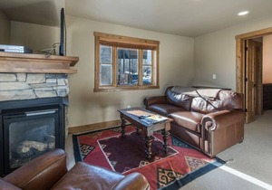 Well-Appointed Jupiter Inn rental. Winter in-town shuttle & community hot tub. C