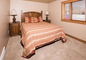 Well-Appointed Jupiter Inn rental. Winter in-town shuttle & community hot tub. C