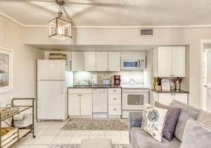 Well-equipped Condo with Screened Porch & Lake View - Near Beach, Dogs Welcome