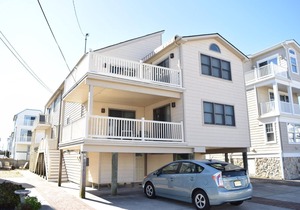 Well maintained townhouse located only sixth position from the beach in one of the hottest Beachblock areas in Sea Isle