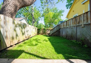 West Plaza House - Fenced Yard & Driveway