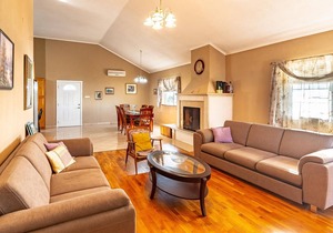 Wonderful vacation home with pool and great location near Orebi.