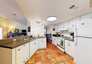 Zilker Area Home w/ 2-Tier Deck - Near Barton Springs, South Lamar & Downtown